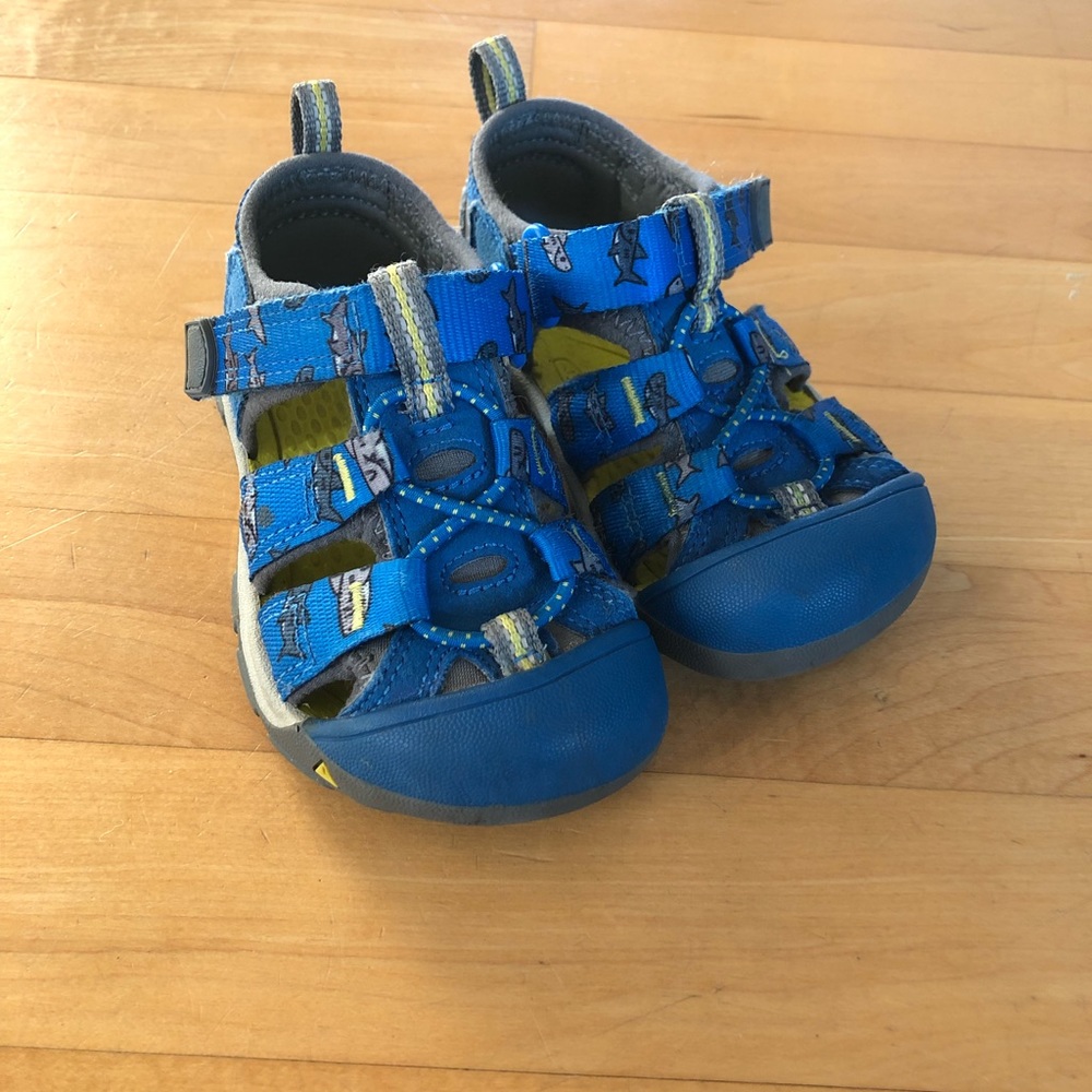 Keen sandals size 7 toddler
